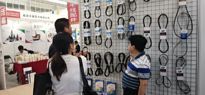 来自黑龙江大庆市的夫妻档客户洽谈经销我司盖达品牌皮带.jpg